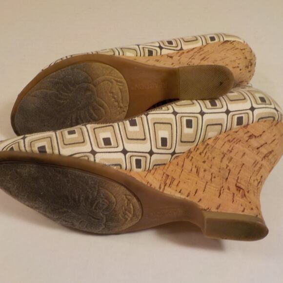 Kenneth Cole Reaction Brown Wedge Pumps Women Size 6M Peep Toe Squares Patterns - Picture 10 of 13